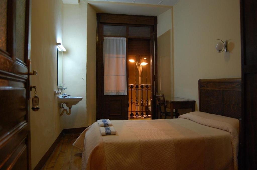 Hostal Paris Jaca Esterno foto