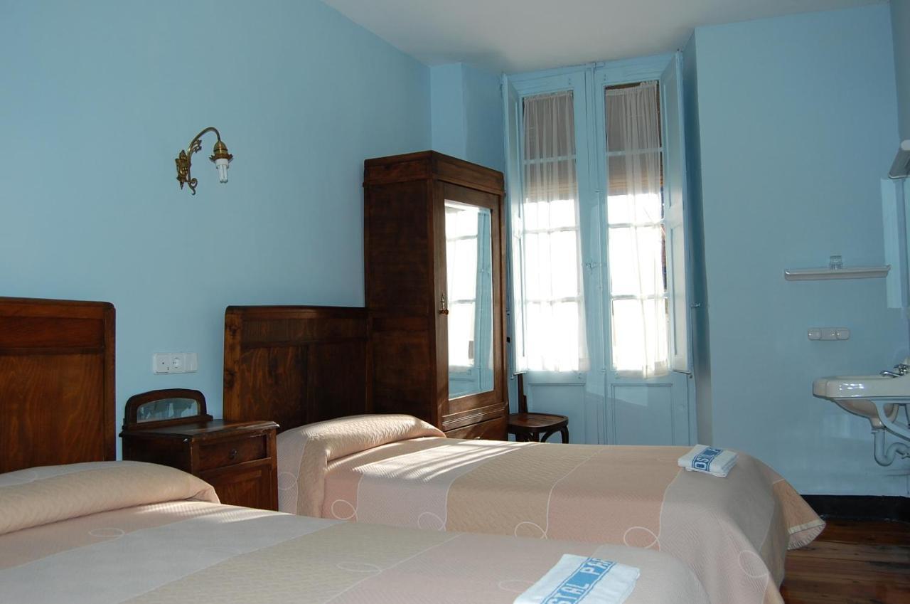 Hostal Paris Jaca Esterno foto